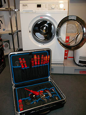 Waschmaschine und Werkzeugkoffer